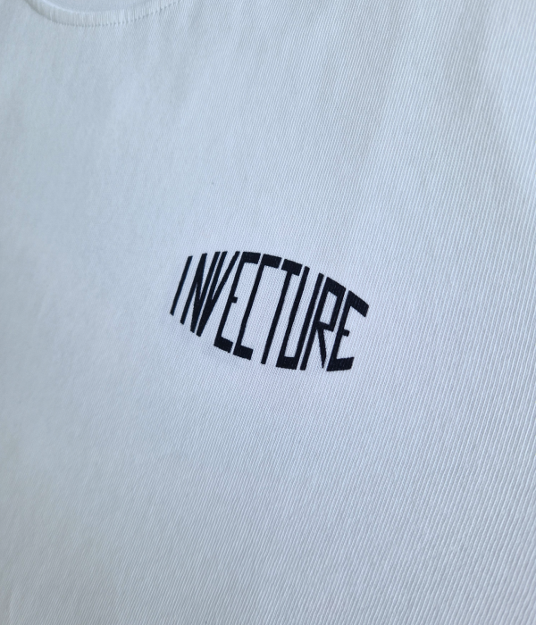 Détail du logo Invecture noir imprimé sur la poitrine